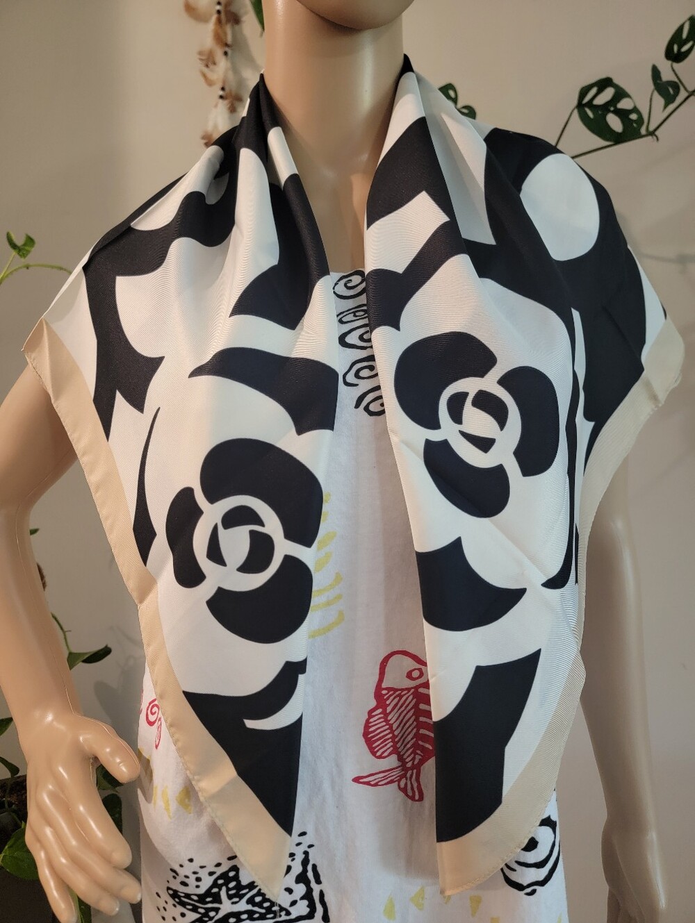 Elegant Black & White Floral Satin Silk Scarf - Unbranded